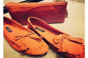 zapatos y cartera naranja