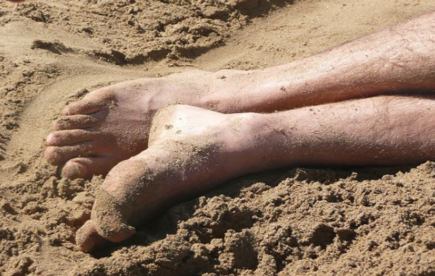 Pies en la playa